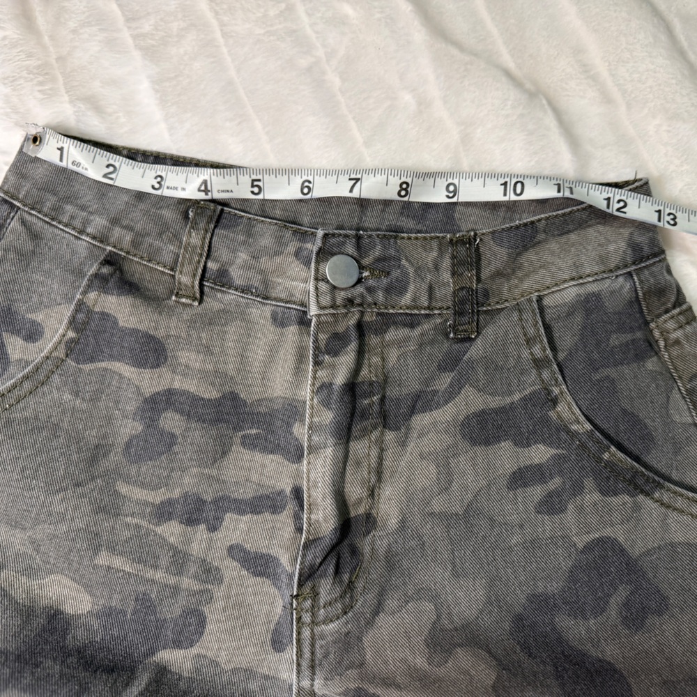 ❌SOLD❌Women's Camouflage Cargo Pants - Picture 5 of 8